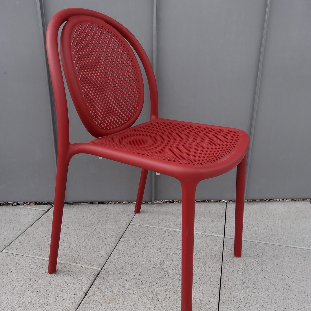 Une chaise rouge avec du plastique recyclé