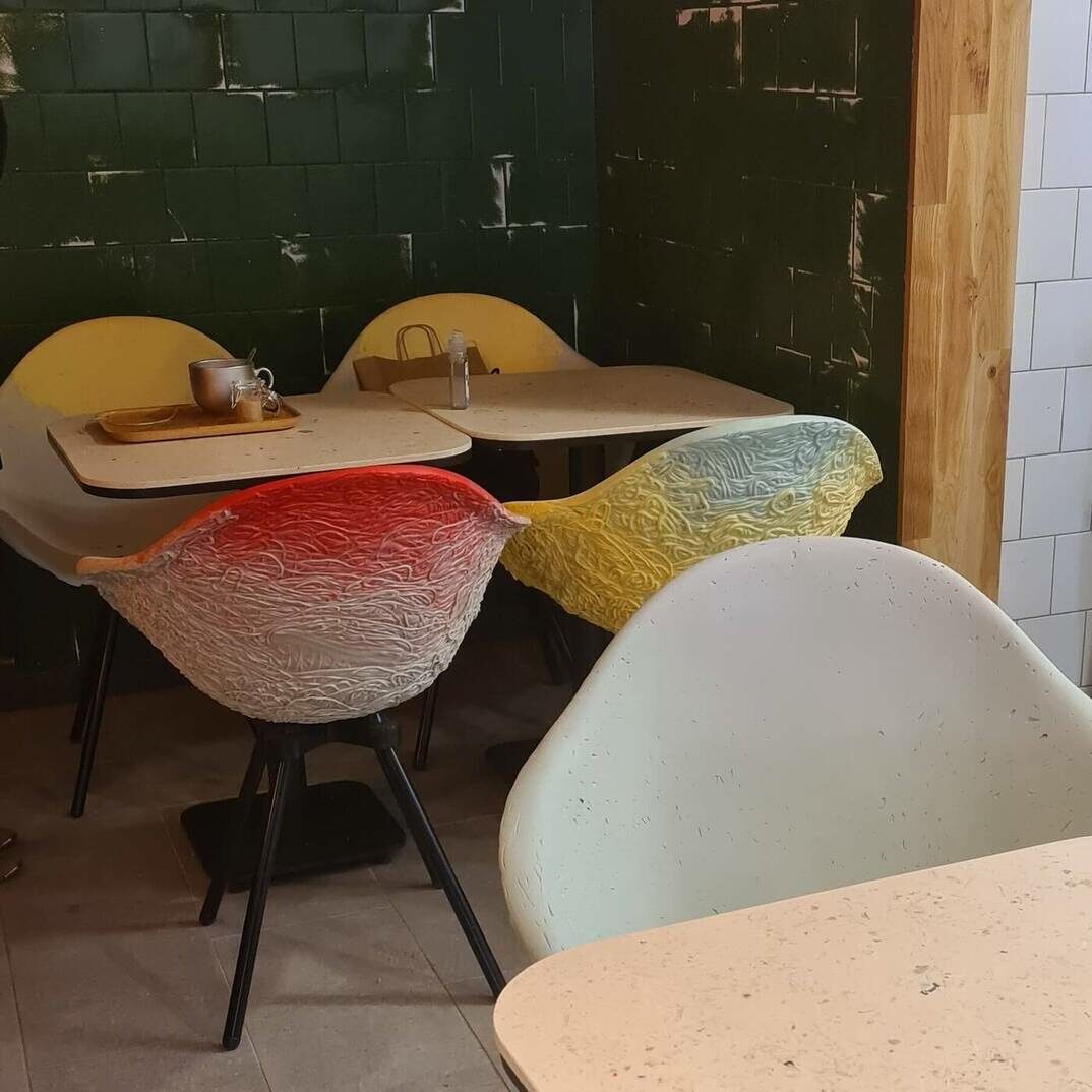 des fauteuils de couleurs avec des tables et un café