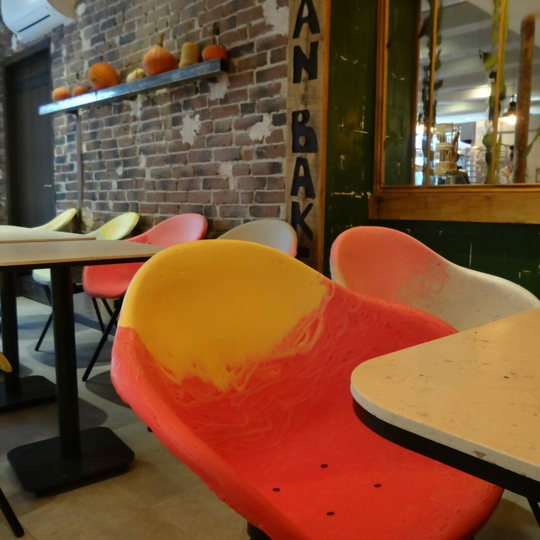 des fauteuils de couleurs dans une boulangerie