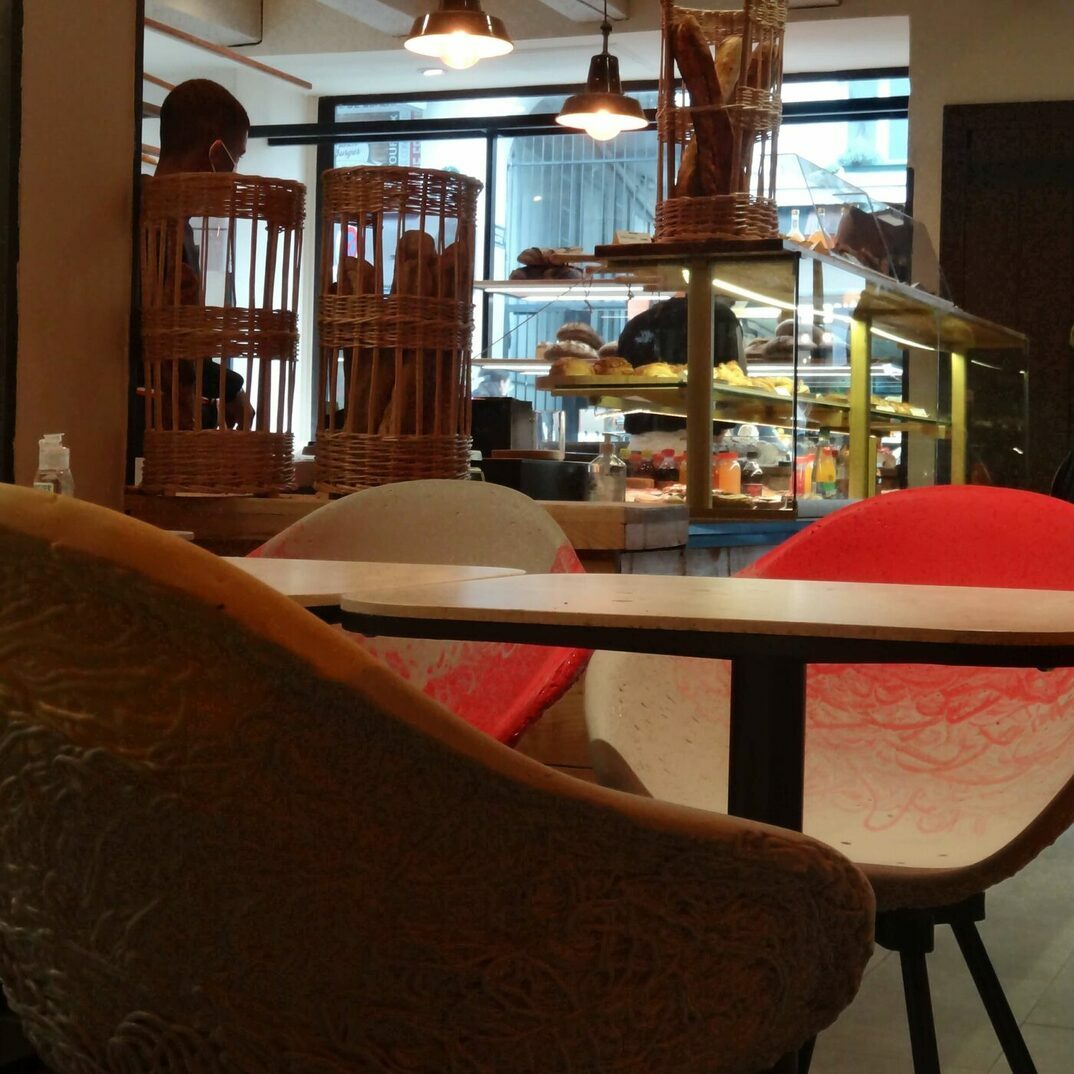 Une table et des fauteuils dans une boulangerie