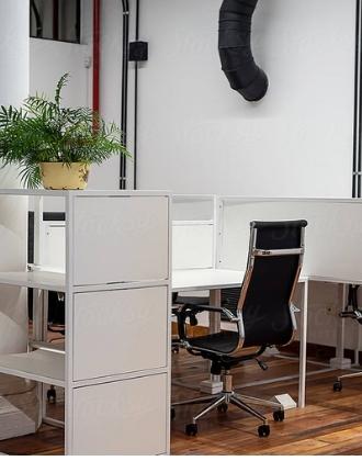 Espace de bureaux modernes blanc avec fauteuils ergonomiques