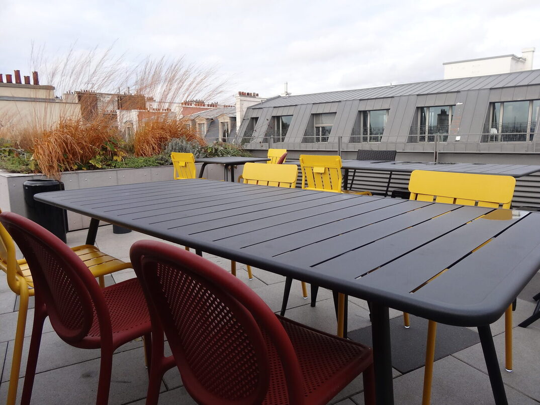 Un rooftop avec des tables et des chaises sur un rooftop