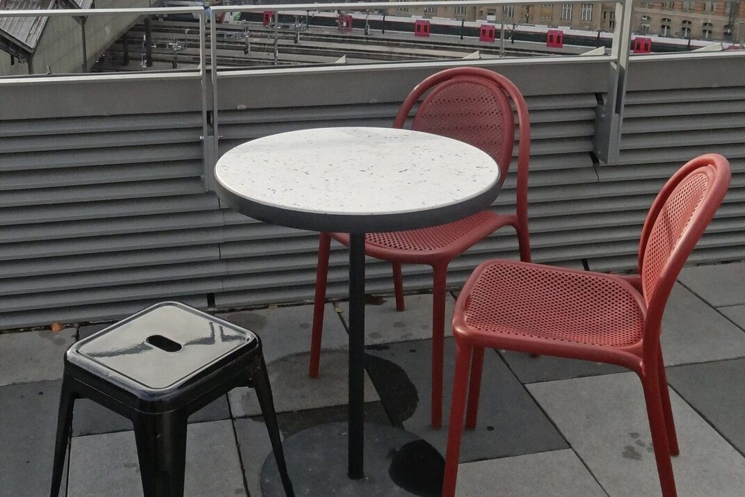 Table en plastique recyclé avec trois assises rouges et noir