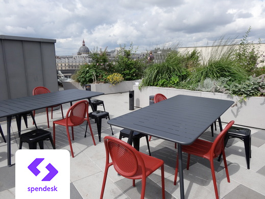 Rooftop de Spendesk Paris avec du mobilier écoresponsable