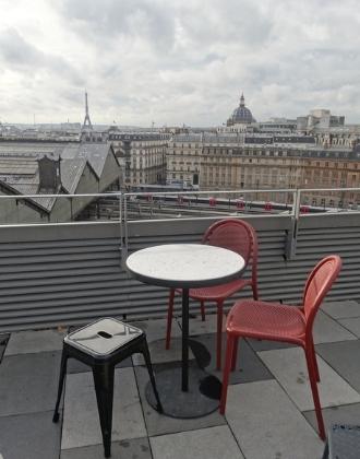 Rooftop de Spendesk Paris avec du mobilier upcyclé