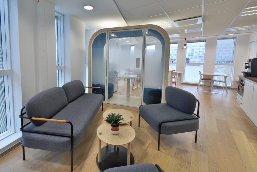 Espace détente pour QUBIT en 3D avec fauteuils et canapé éco-conçus