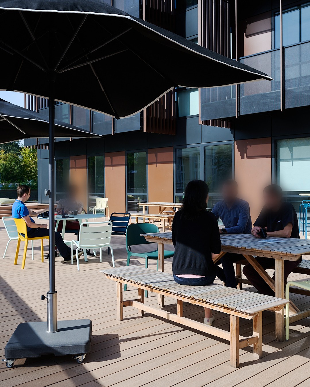 Bureaux extérieurs avec des meubles en bois durable : idéal pour travailler dehors