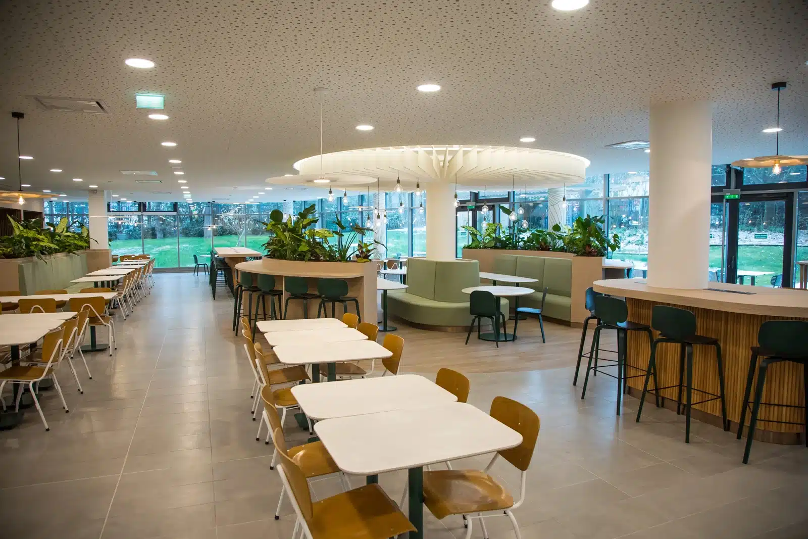 Restaurant d'entreprise design conçu par Fairspace