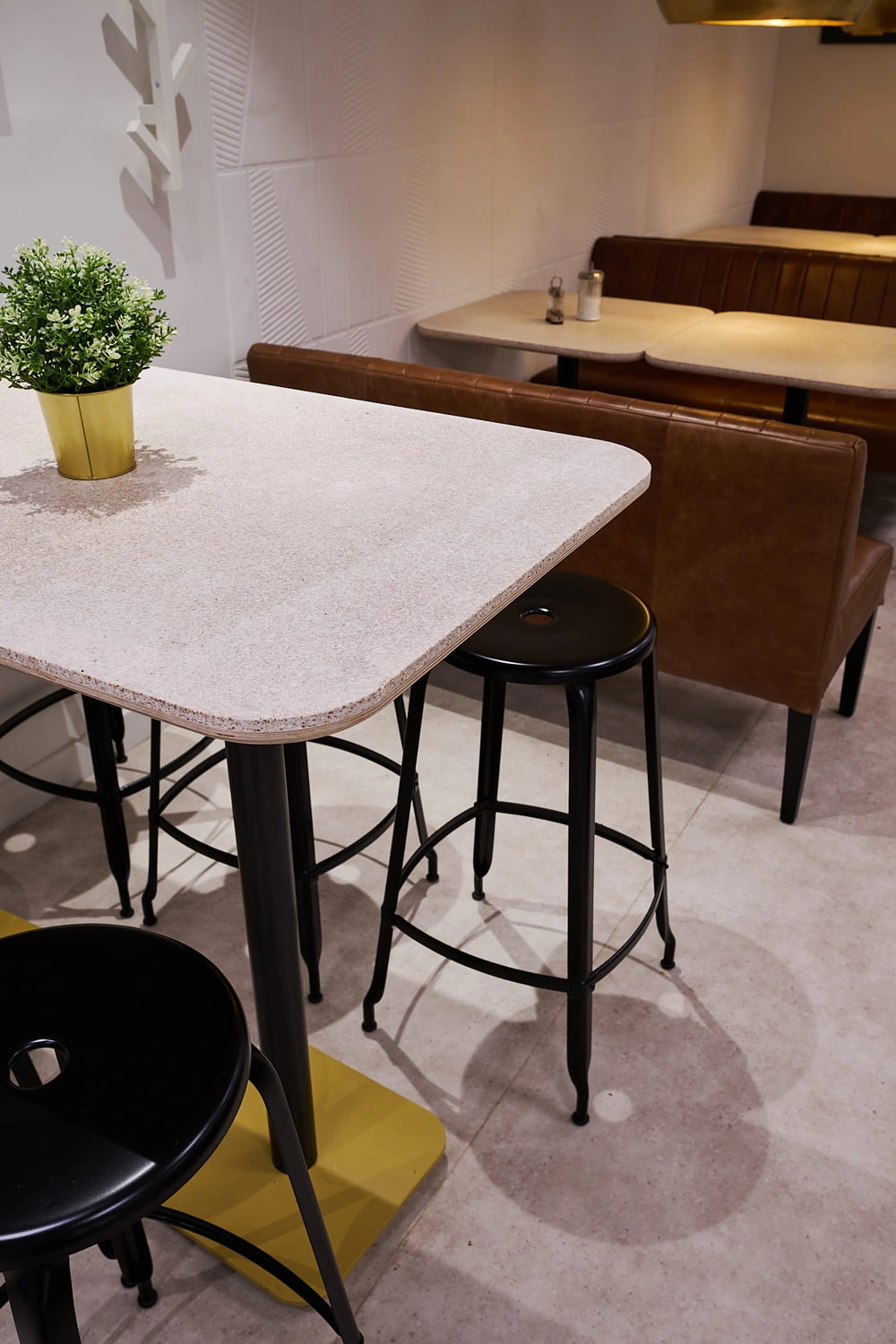 Table à manger upcyclée, design et durable.