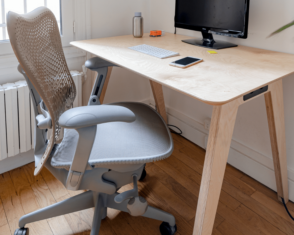 Bureau personnel avec fauteuil ergonomique conçu pour réduire le mal de dos au travail