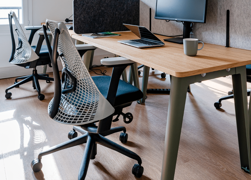 Openspace de start-up avec fauteuils ergonomiques haut de gamme pour soutien du dos