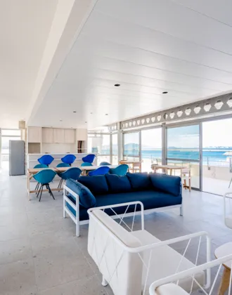Lounge en bord de mer. Canapés et chaises bleus.