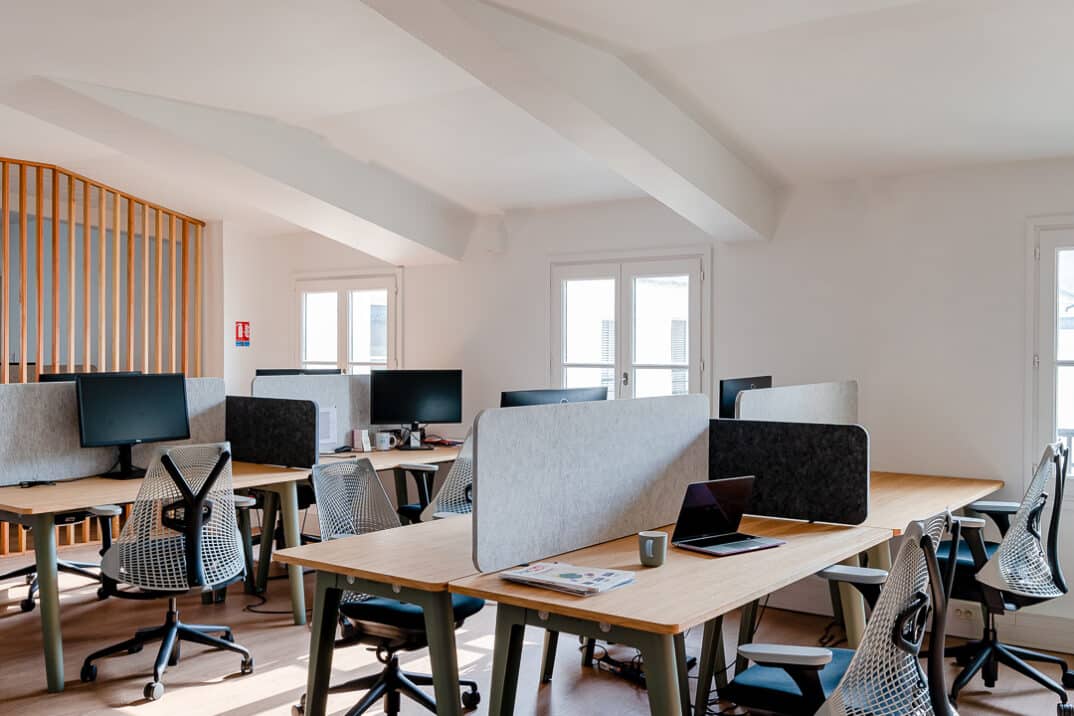 Espace de travail permettant d'adopter le Hot Desking