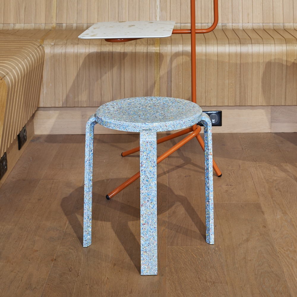 Ce tabouret est conçu à partir de billet de banque déclassé.