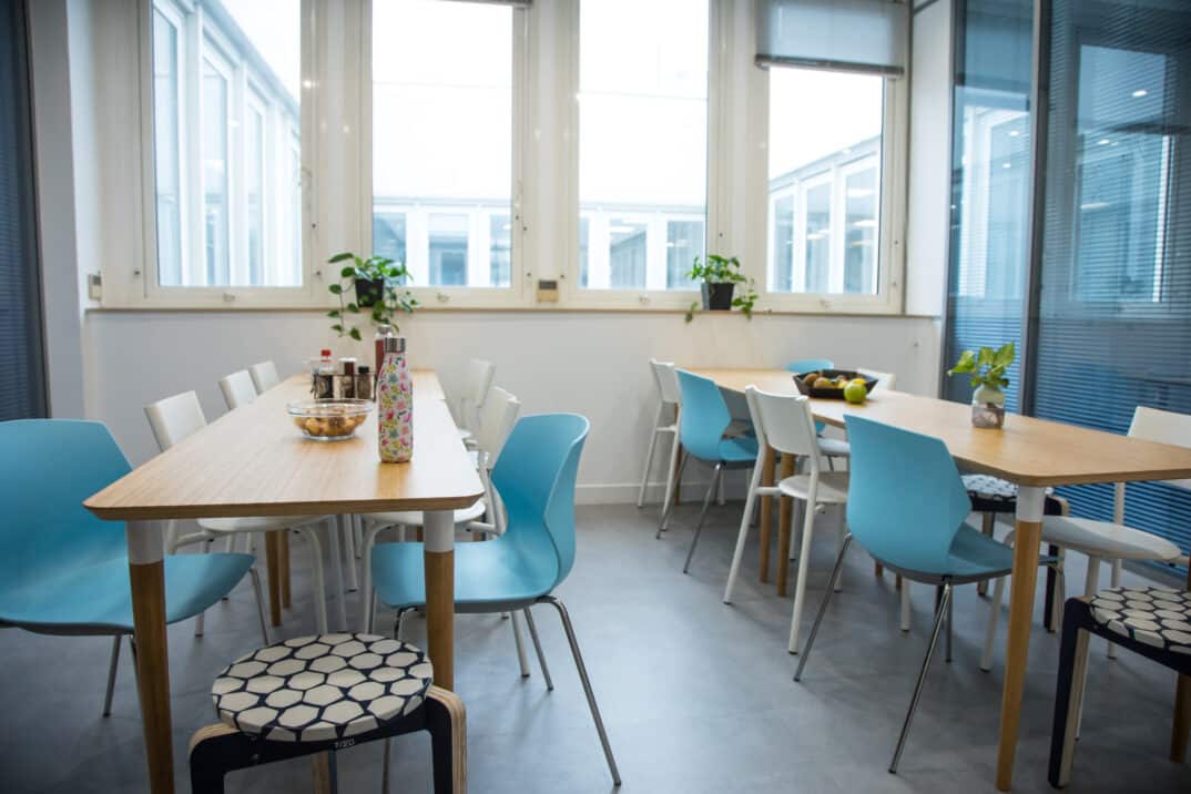 Photo d'un espace repas chez Pur Projet aménagé par Fairspace avec du mobilier durable