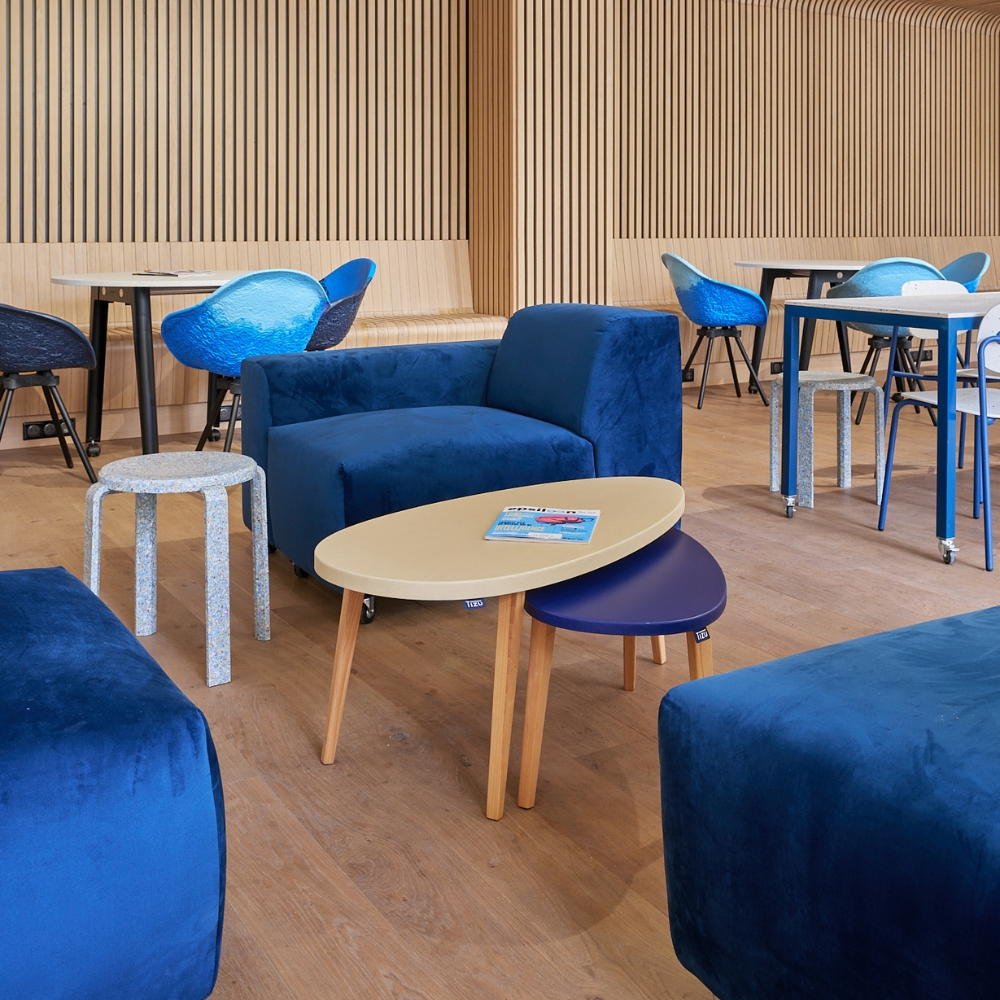 Ce canapé bleu est issu du réemploi