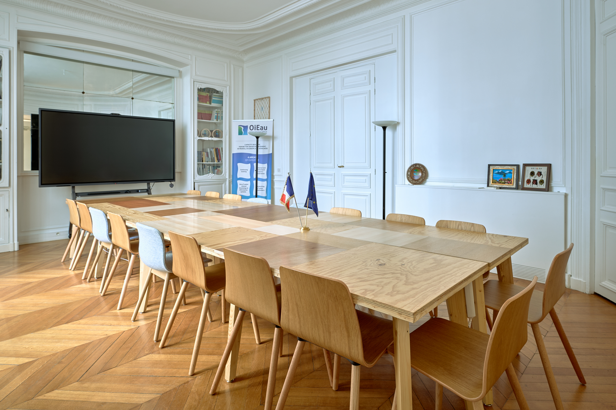 Une salle de formation avec une disposition en table de réunion