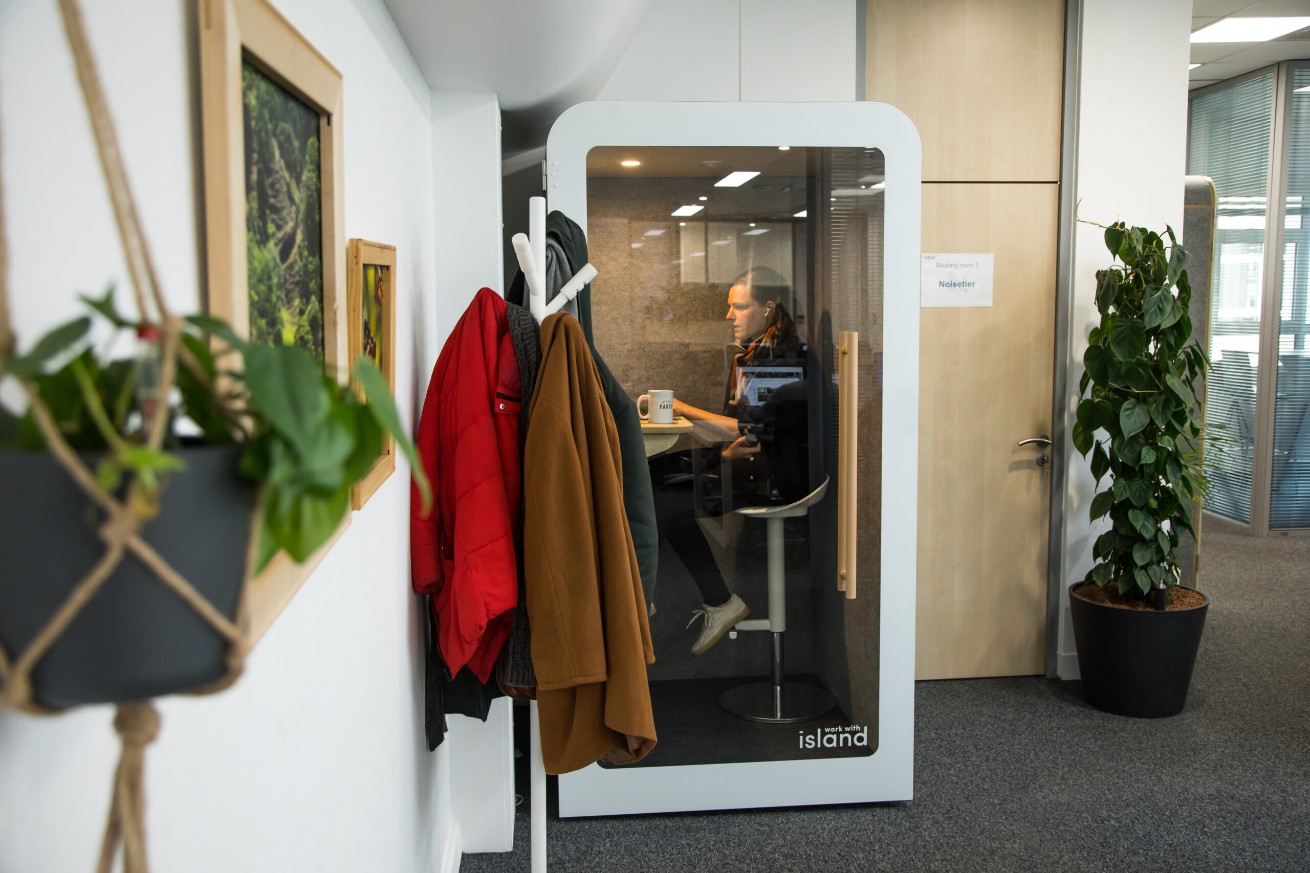 Une personne travaillant dans une box acoustique, loin du bruit de l'open space