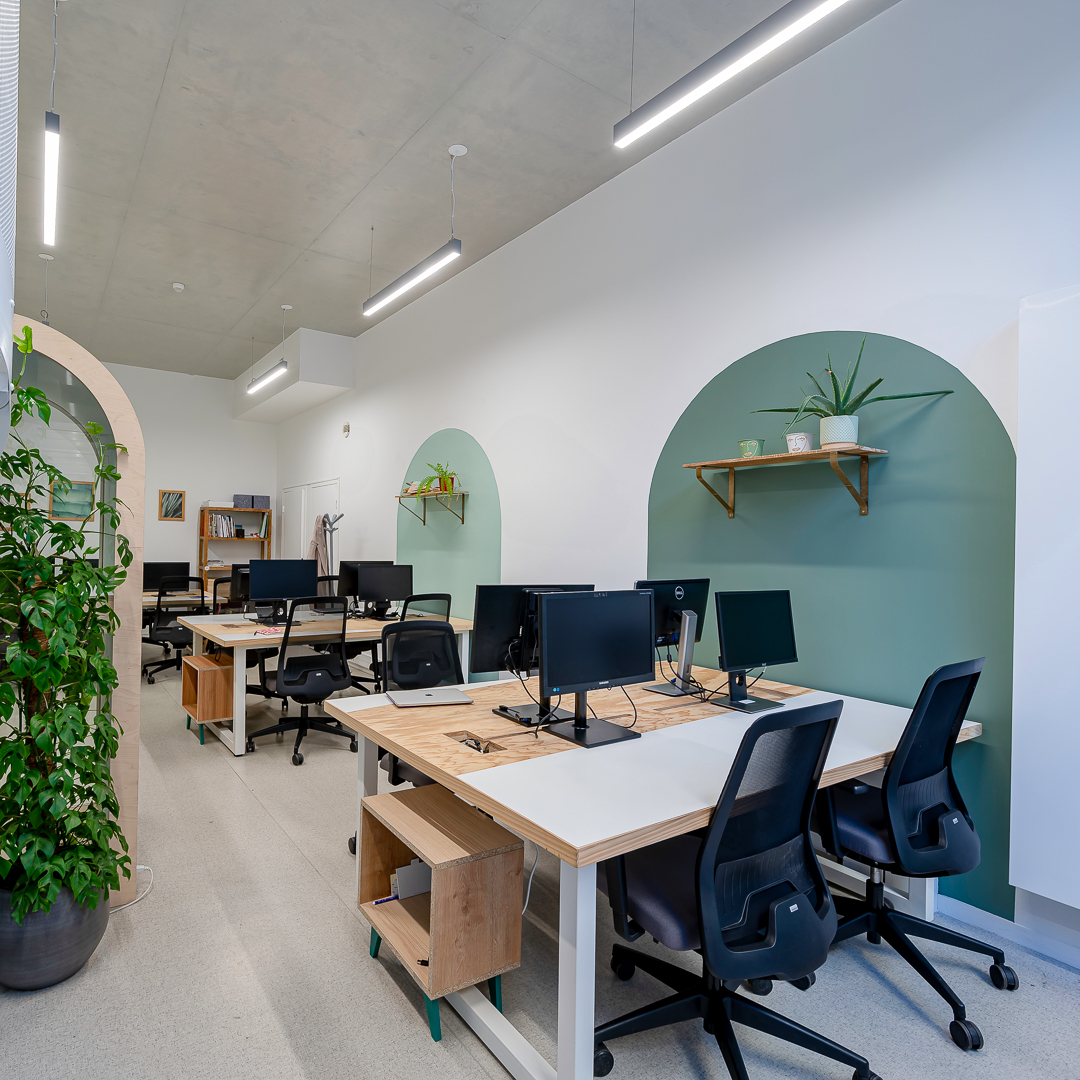 Un bureau qui met en avant la couleur verte