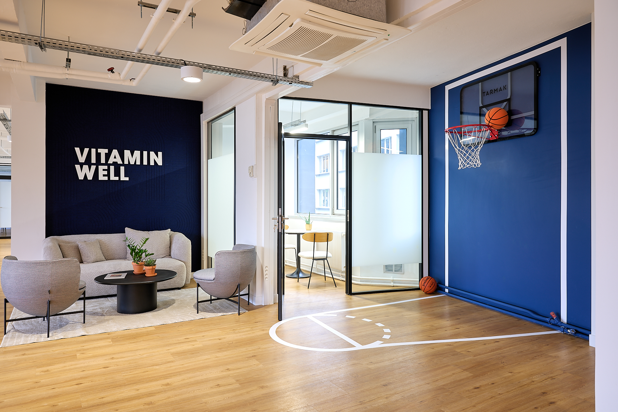 Un panier de basketball installé dans des bureaux