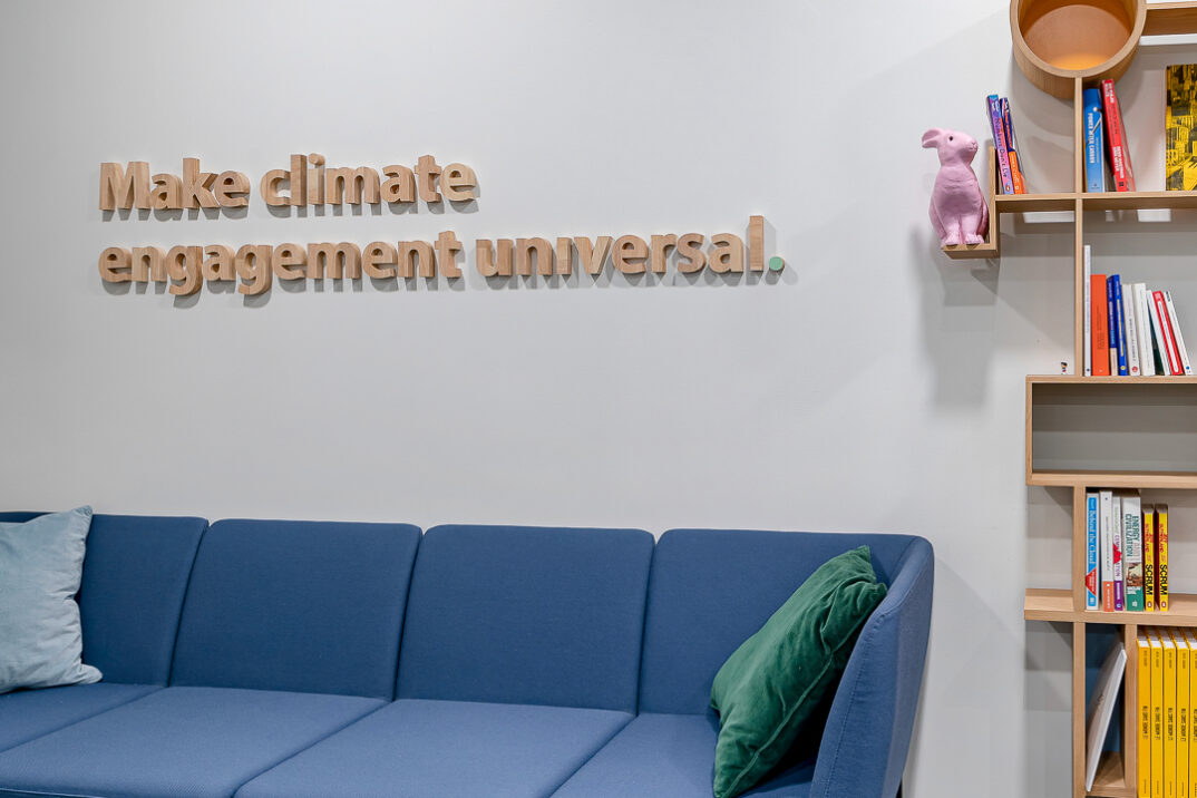 Une salle d'attente qui véhicule un message avec de la signalétique