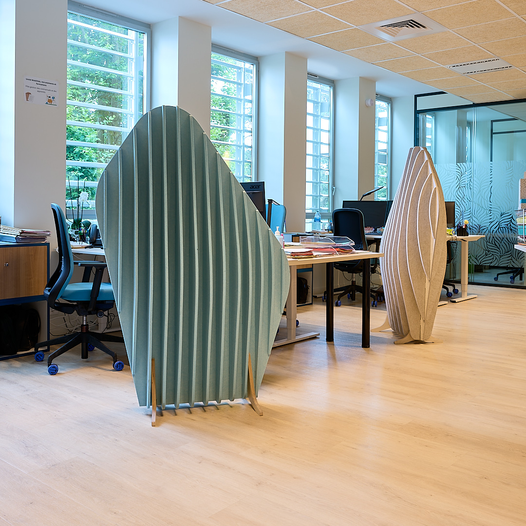 2 cloisons acoustiques design de couleurs différentes