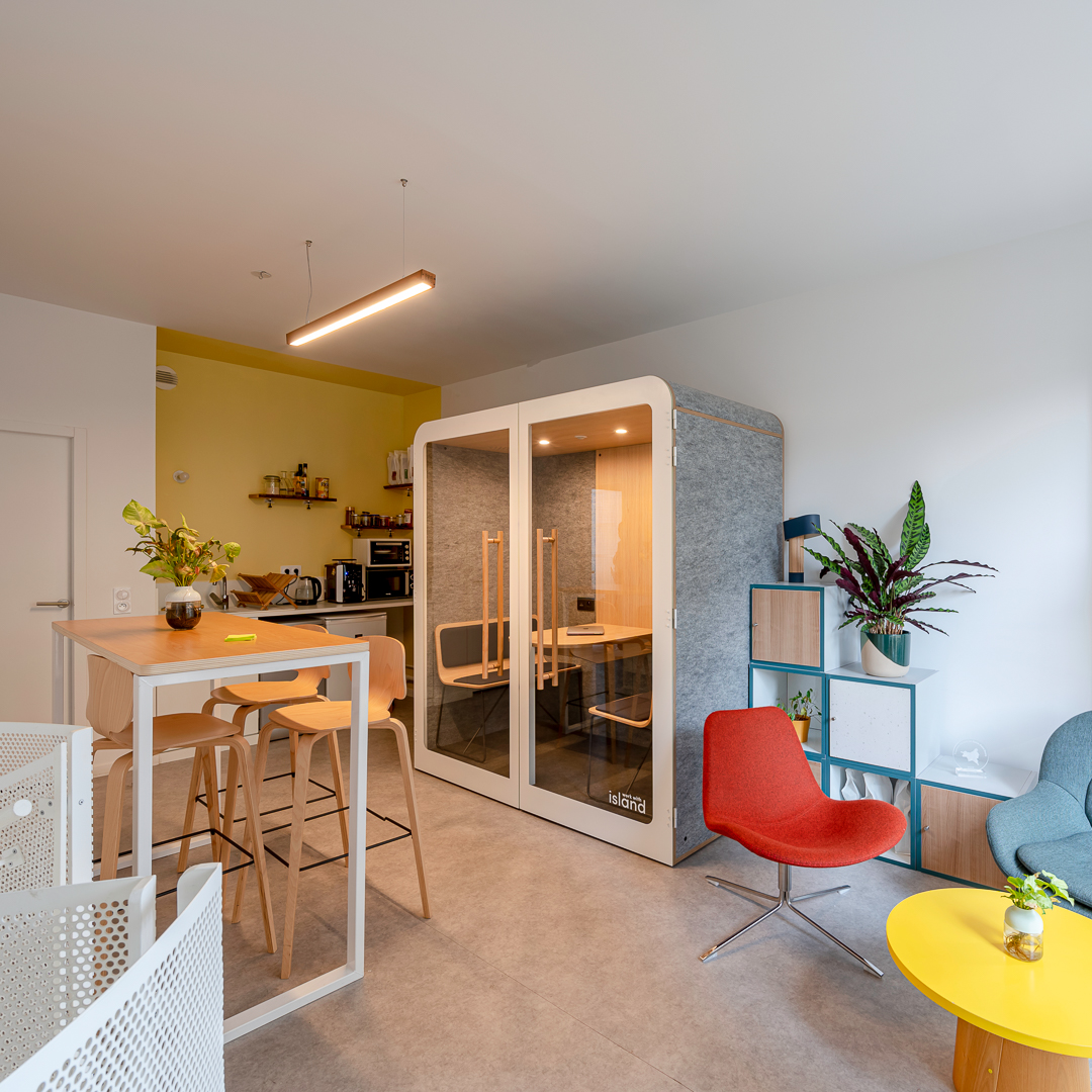 Une phone box 2 personnes dans un espace de vie dans des bureaux