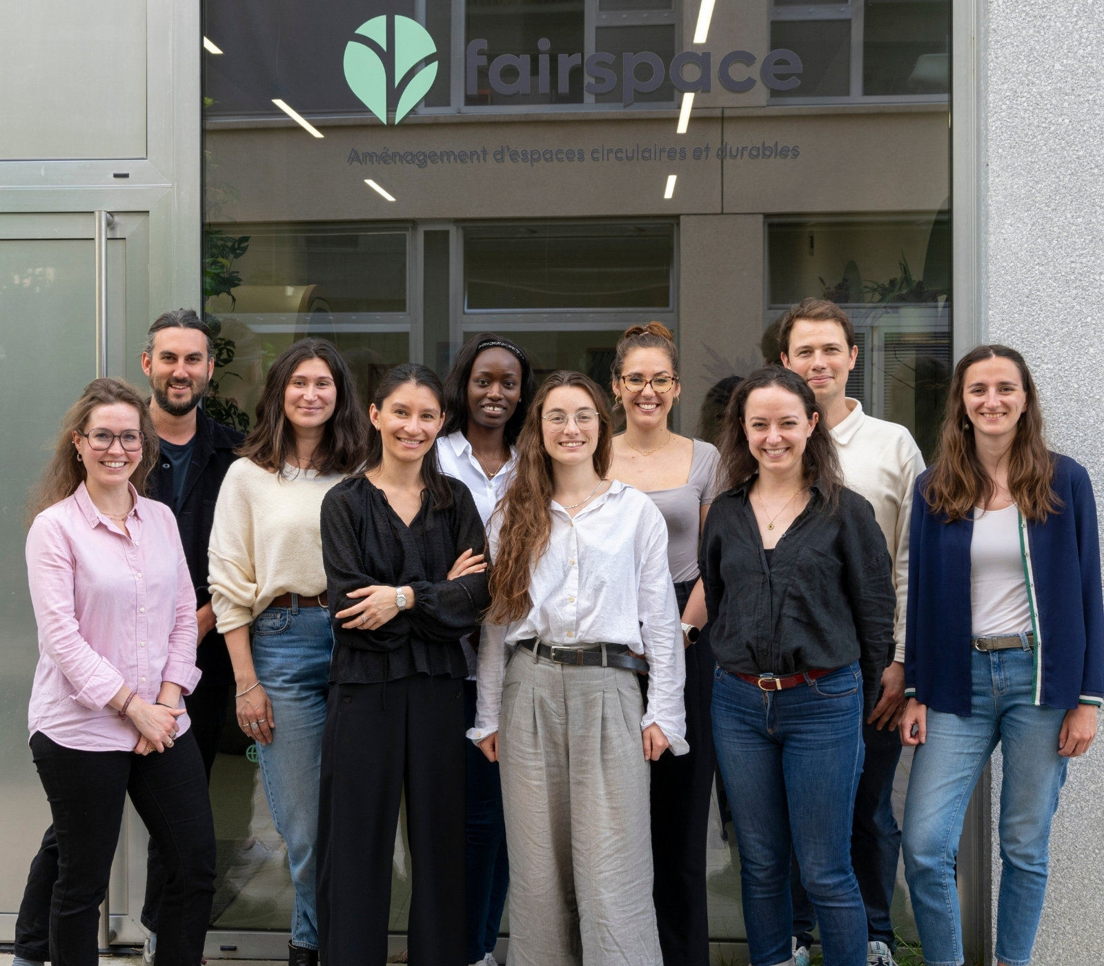 L'équipe Fairspace devant nos locaux dans le 18ème arrondissement de Paris !