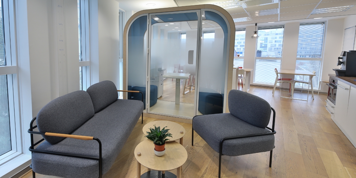 Petit espace exclusivement aménagé avec du mobilier éco-conçu