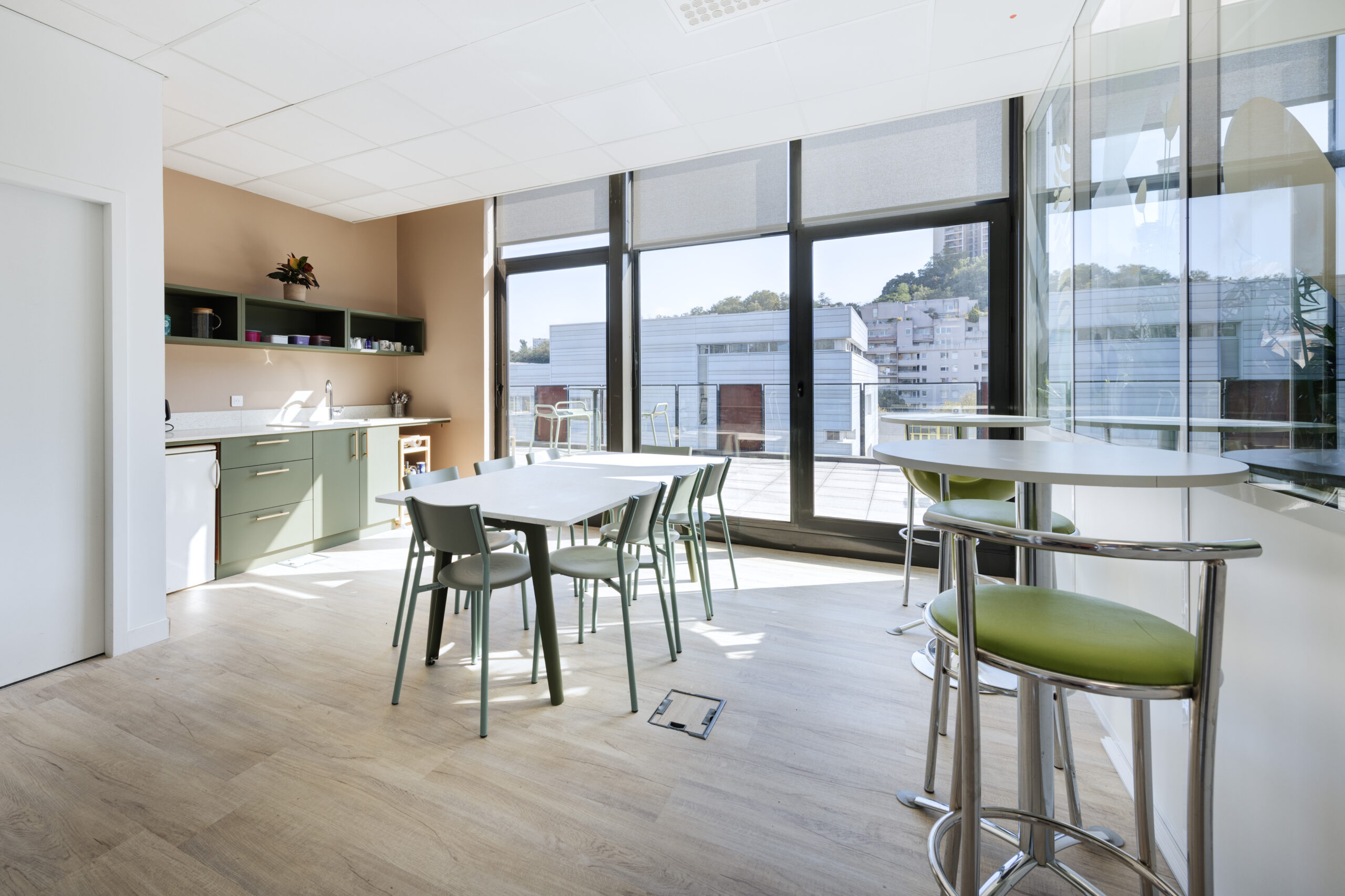 Cuisine entièrement aménagée avec du mobilier en réemploi